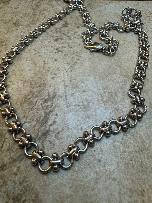 Silver stunning necklace