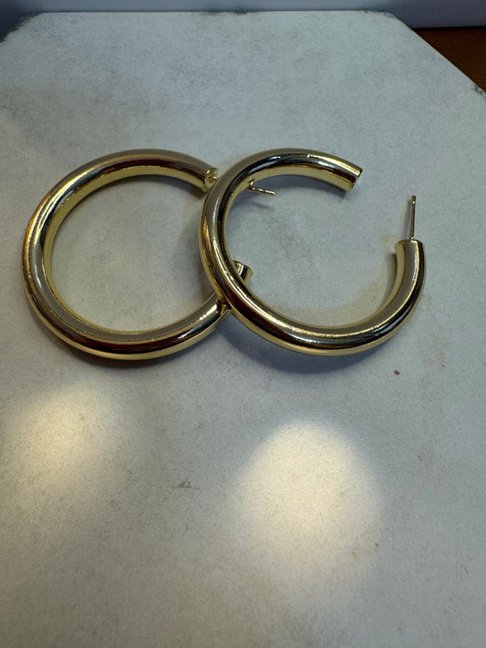 Very classy medium hoops